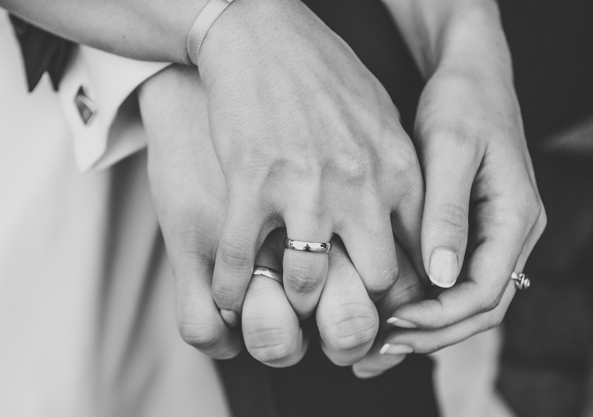 dłonie pary małżeńskiej