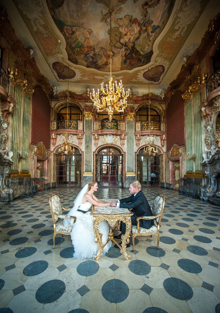 para młoda siedzi przy stole w paacowym wnętrzu, sala maximus, Zamek Książ