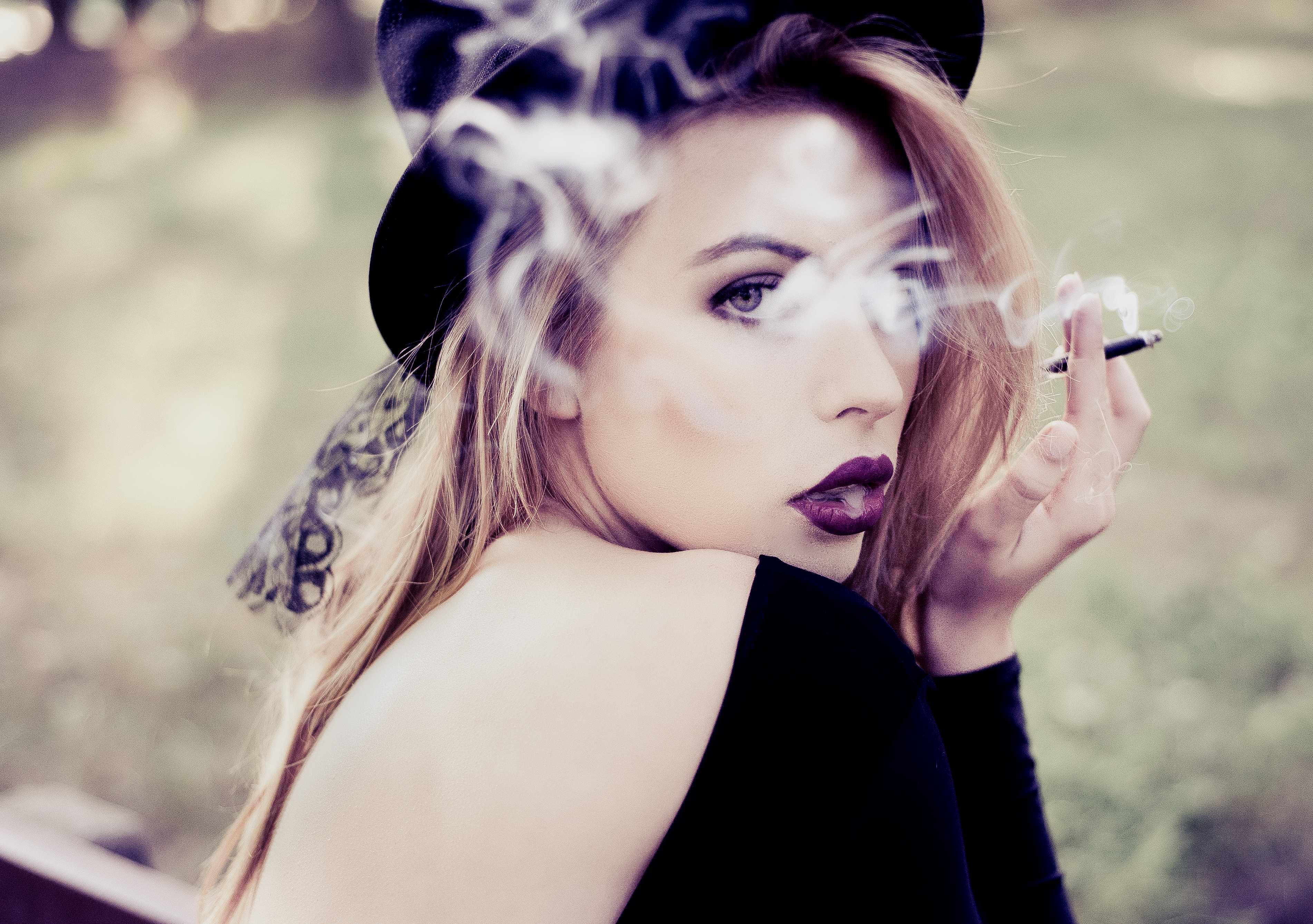 dziewczyna paląca papierosa