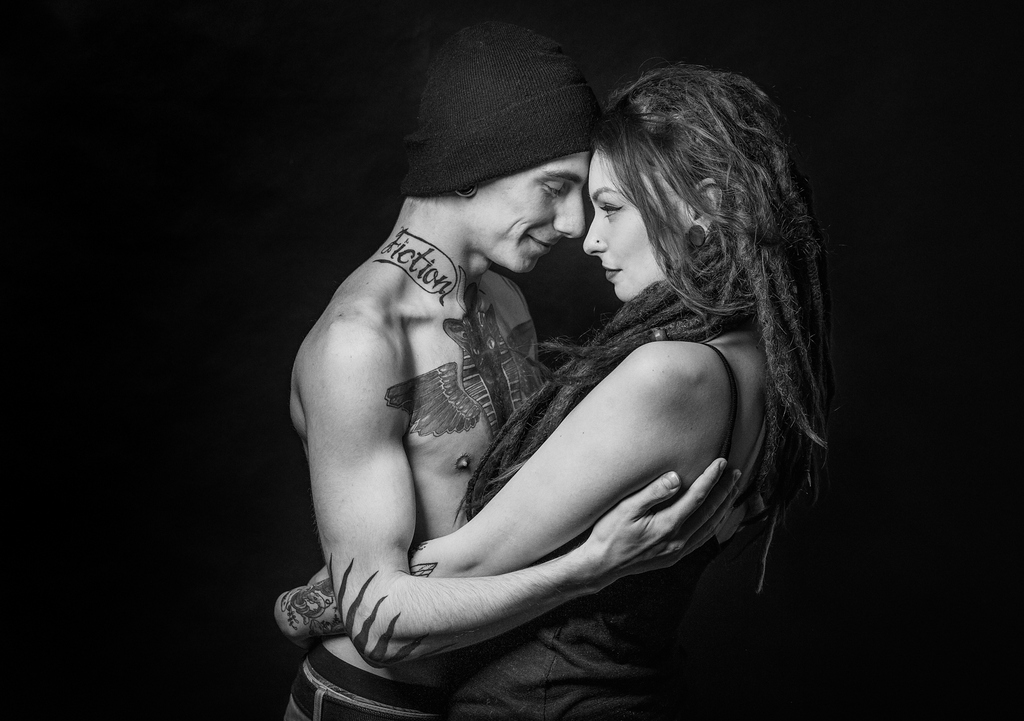 fotograf lubin, przytulająca sie para z tatuażami