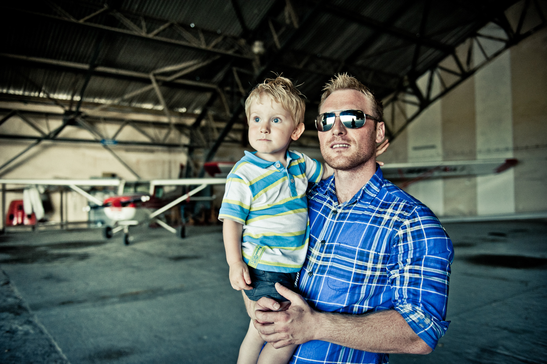 tata z synem w hangarze lotniczym
