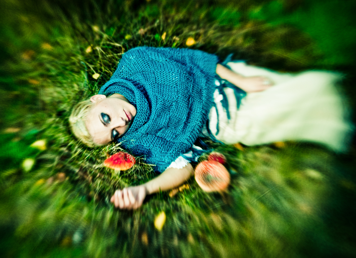 dziewczyna leżąca na trawie
