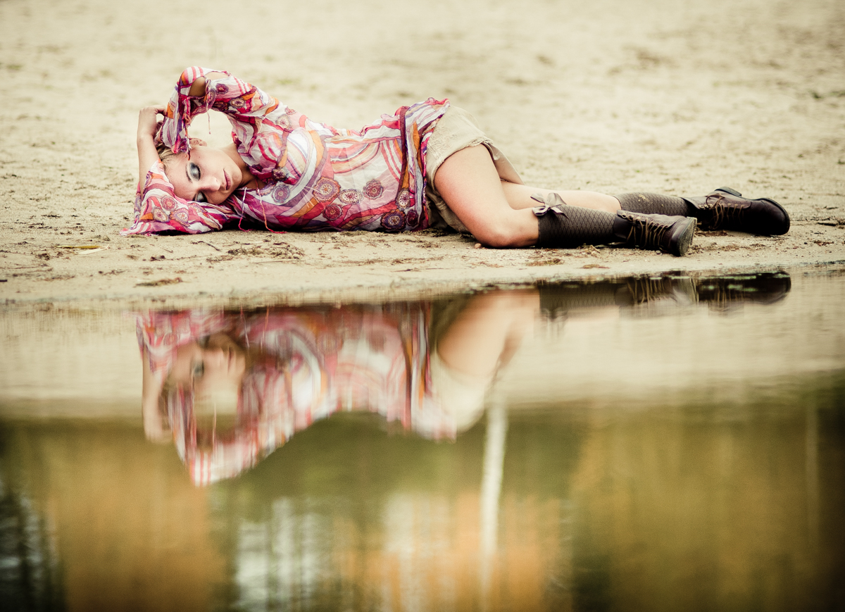 dziewczyna leżąca na plaży