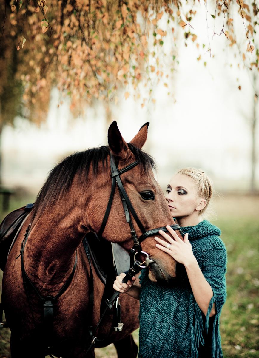 dziewczyna z koniem w jesiennej przyrodzie