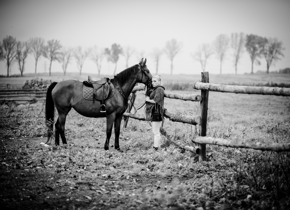 dziewczyna i koń na polu
