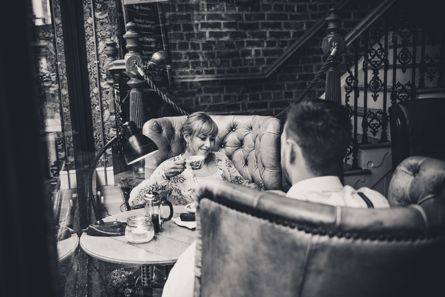 fotograf lubin, kobieta i mężczyzna siedzą w kawiarni