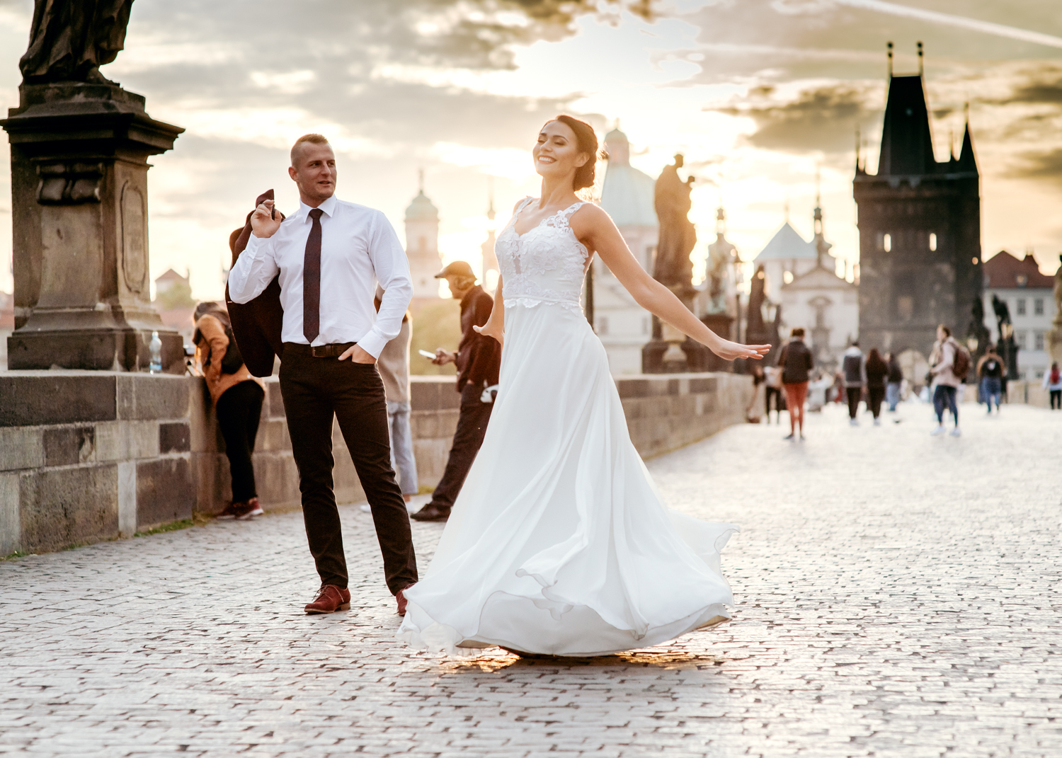 Panna Młoda tańczy na moście Karola w Pradze