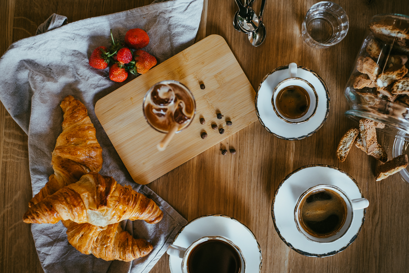 zdjęcie stolika z kawą oraz delikatesami. sesja komercyjna
