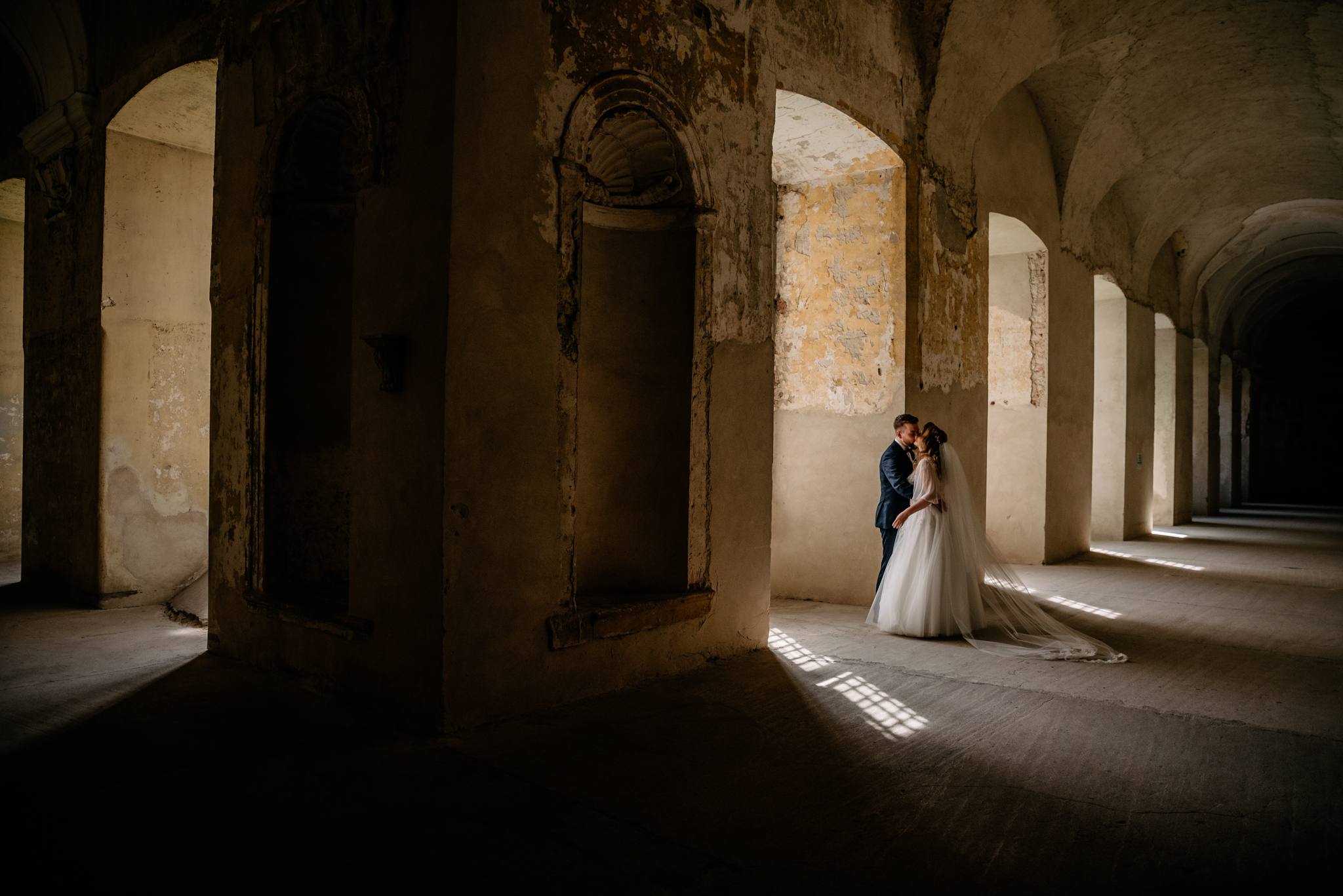 Asia i Krzysiek – plener ślubny w Lubiążu